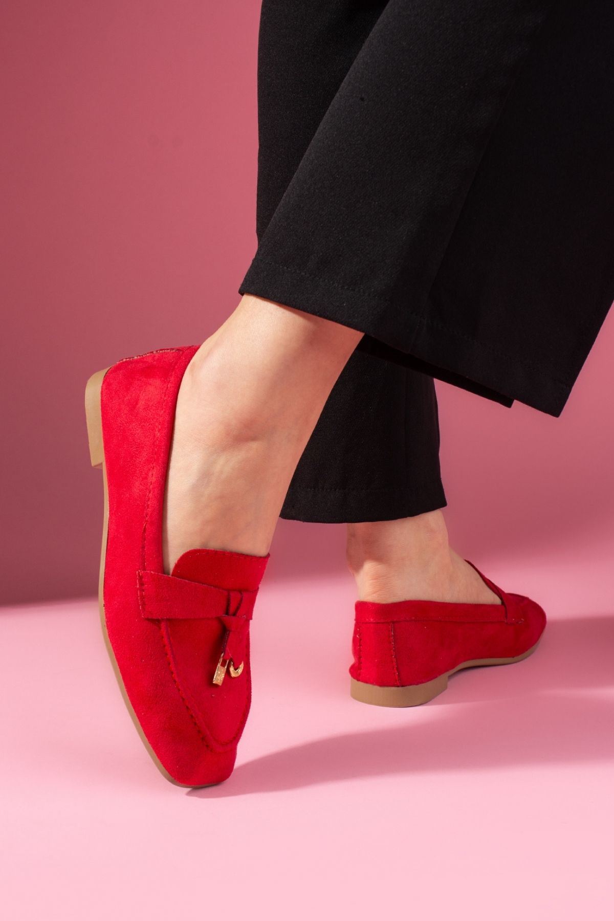 Viona Kırmızı Süet Saraçlı Mini Fiyonk Aksesuarlı Loafer Babet