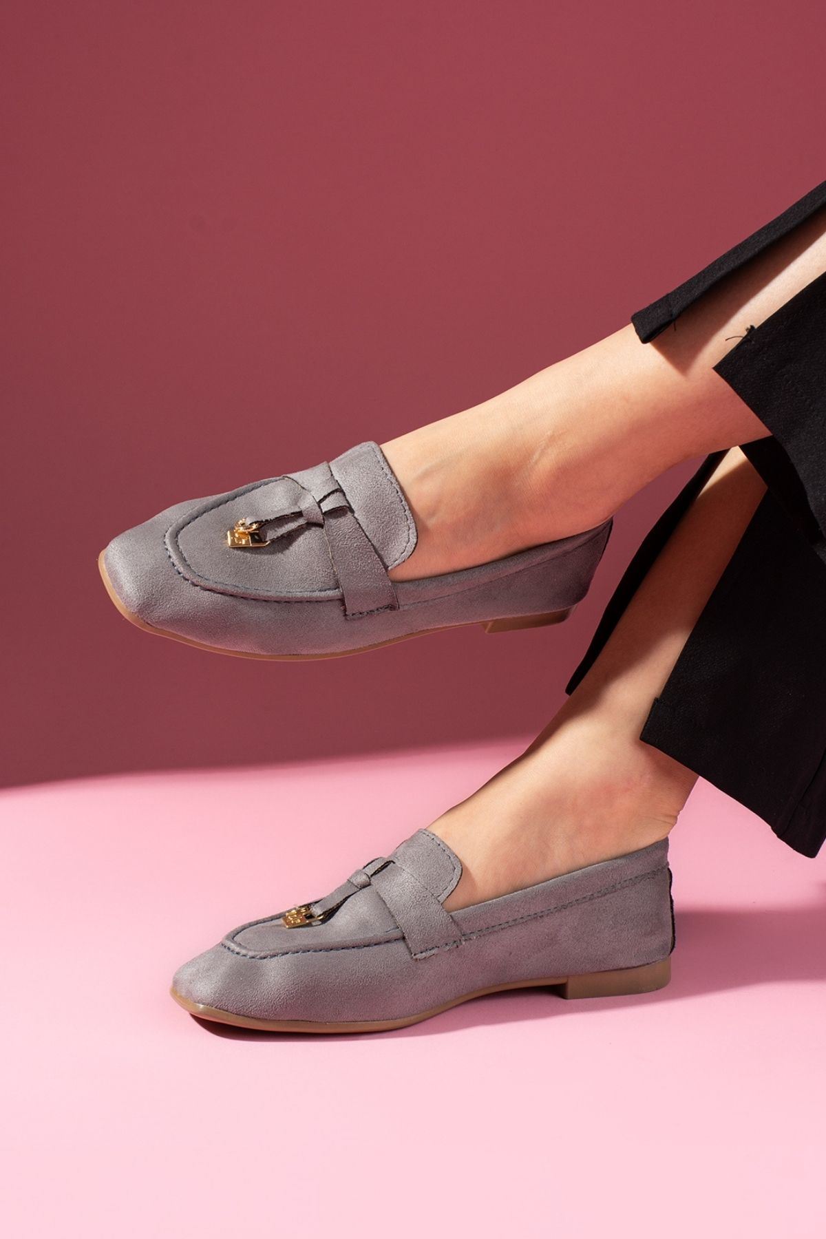Viona Gri Süet Saraçlı Mini Fiyonk Aksesuarlı Loafer Babet