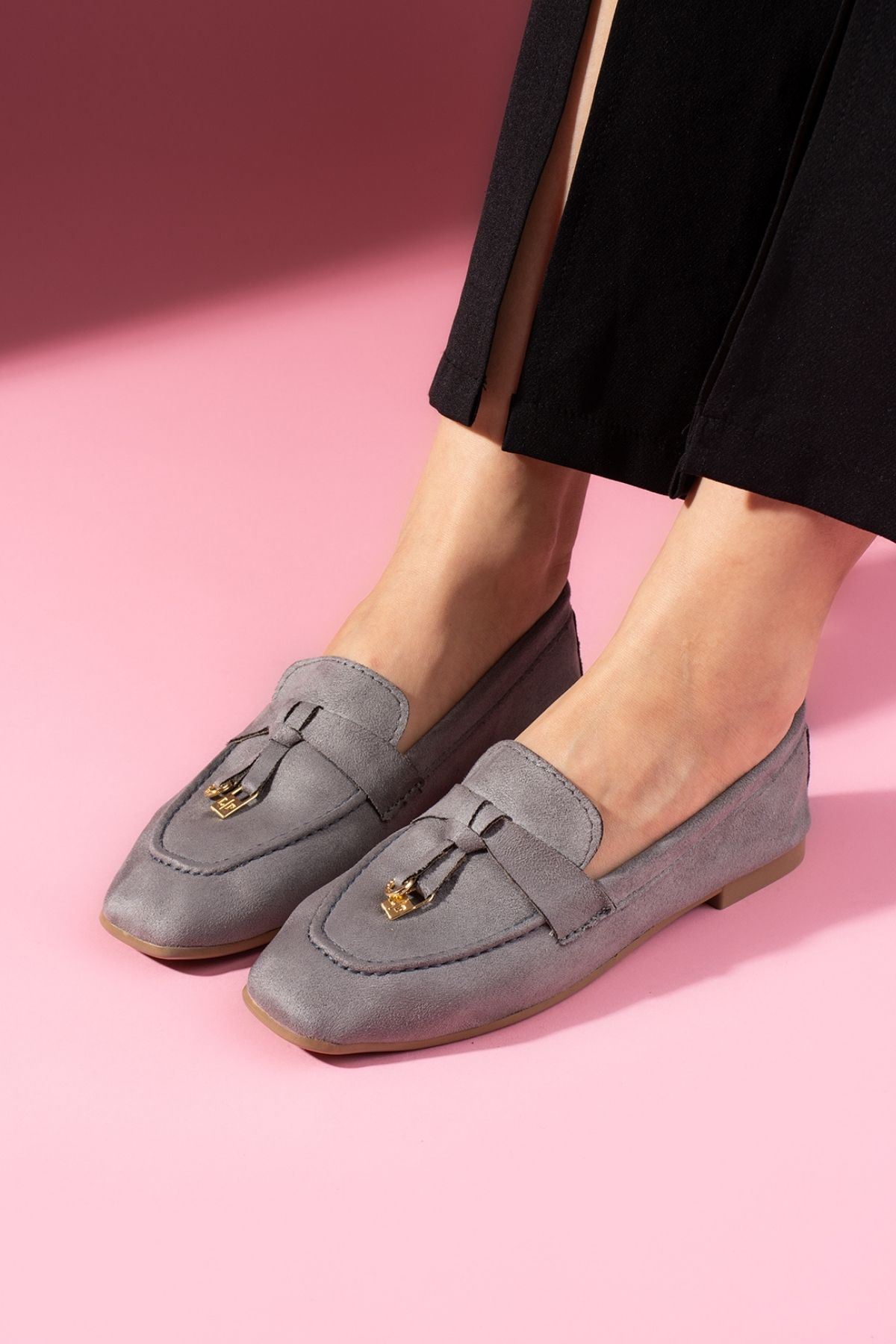 Viona Gri Süet Saraçlı Mini Fiyonk Aksesuarlı Loafer Babet