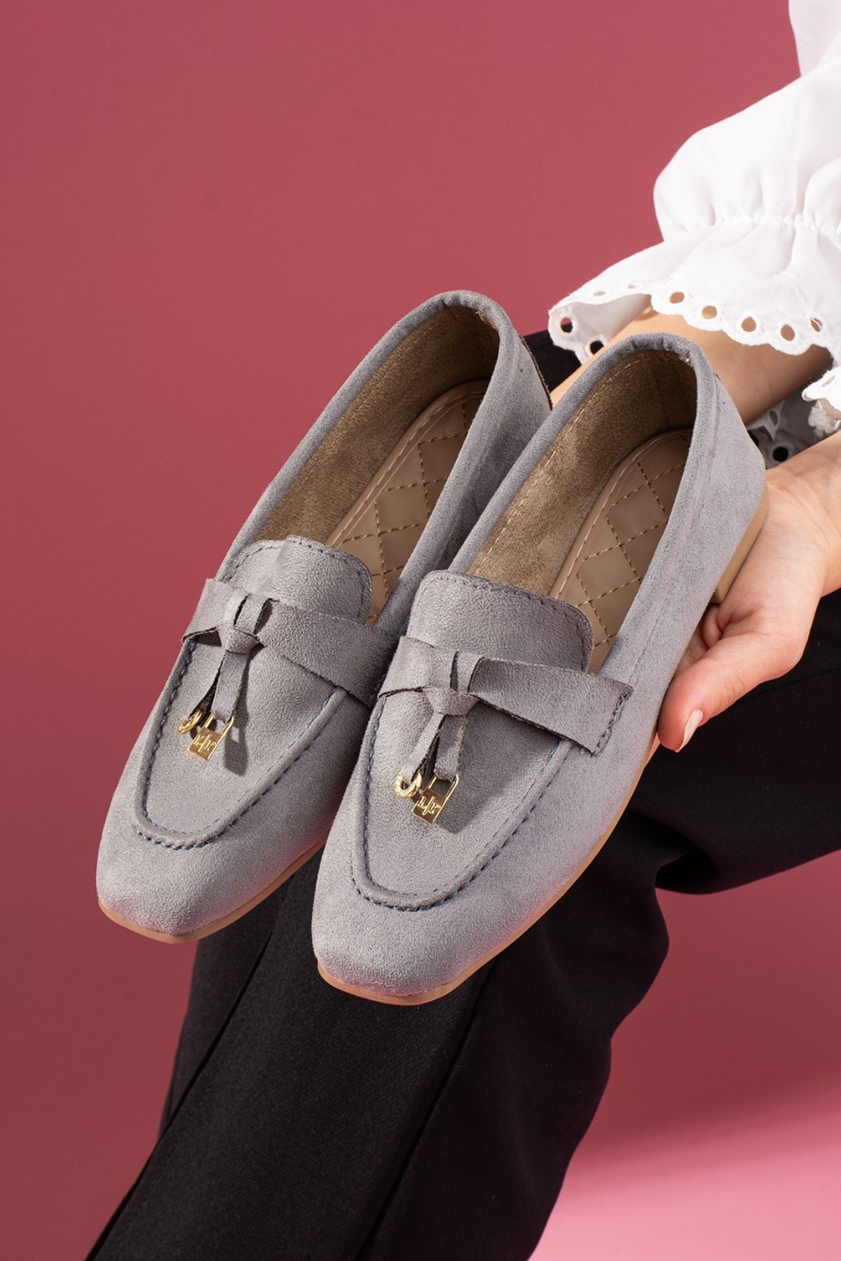 Viona Gri Süet Saraçlı Mini Fiyonk Aksesuarlı Loafer Babet