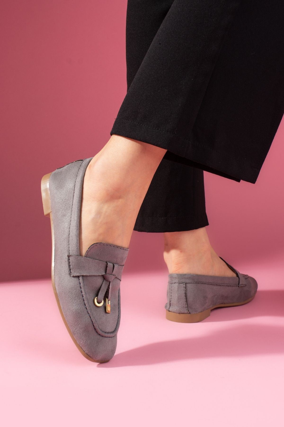 Viona Gri Süet Saraçlı Mini Fiyonk Aksesuarlı Loafer Babet