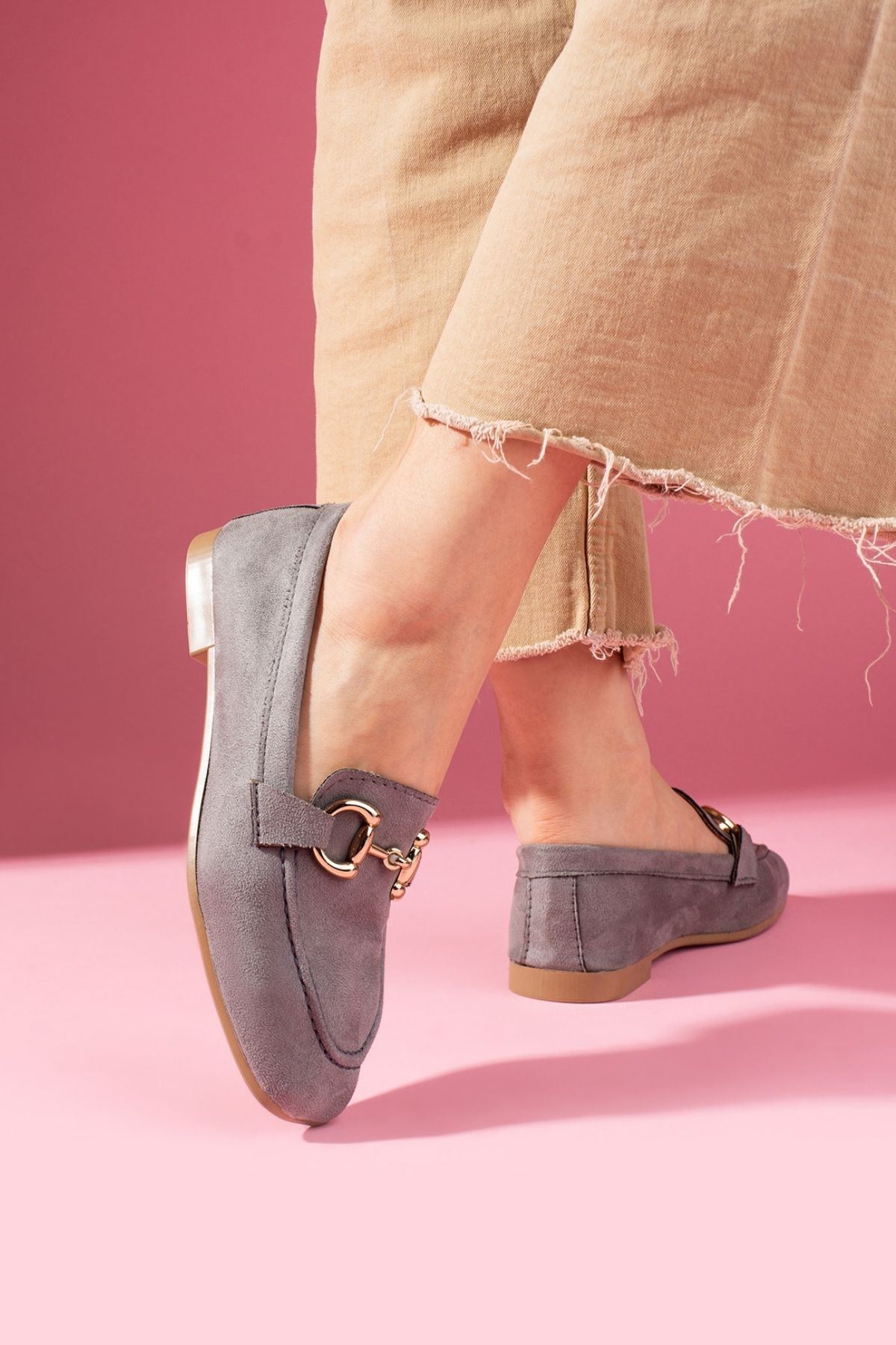 Arven Gri Süet Saraçlı Gold Tokalı Loafer Babet