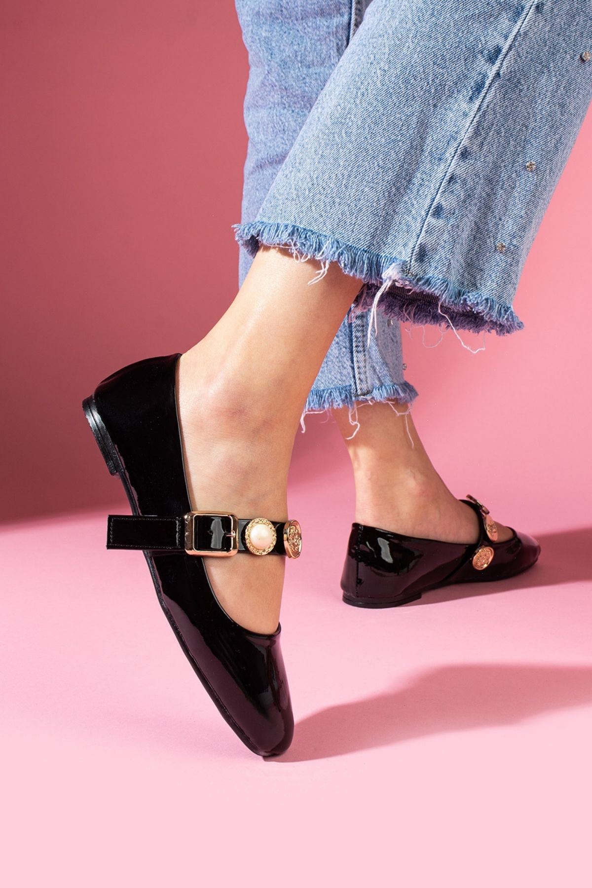 Colette Siyah Rugan Gold Tokalı İnci ve Mühür Aksesuar Bantlı Babet