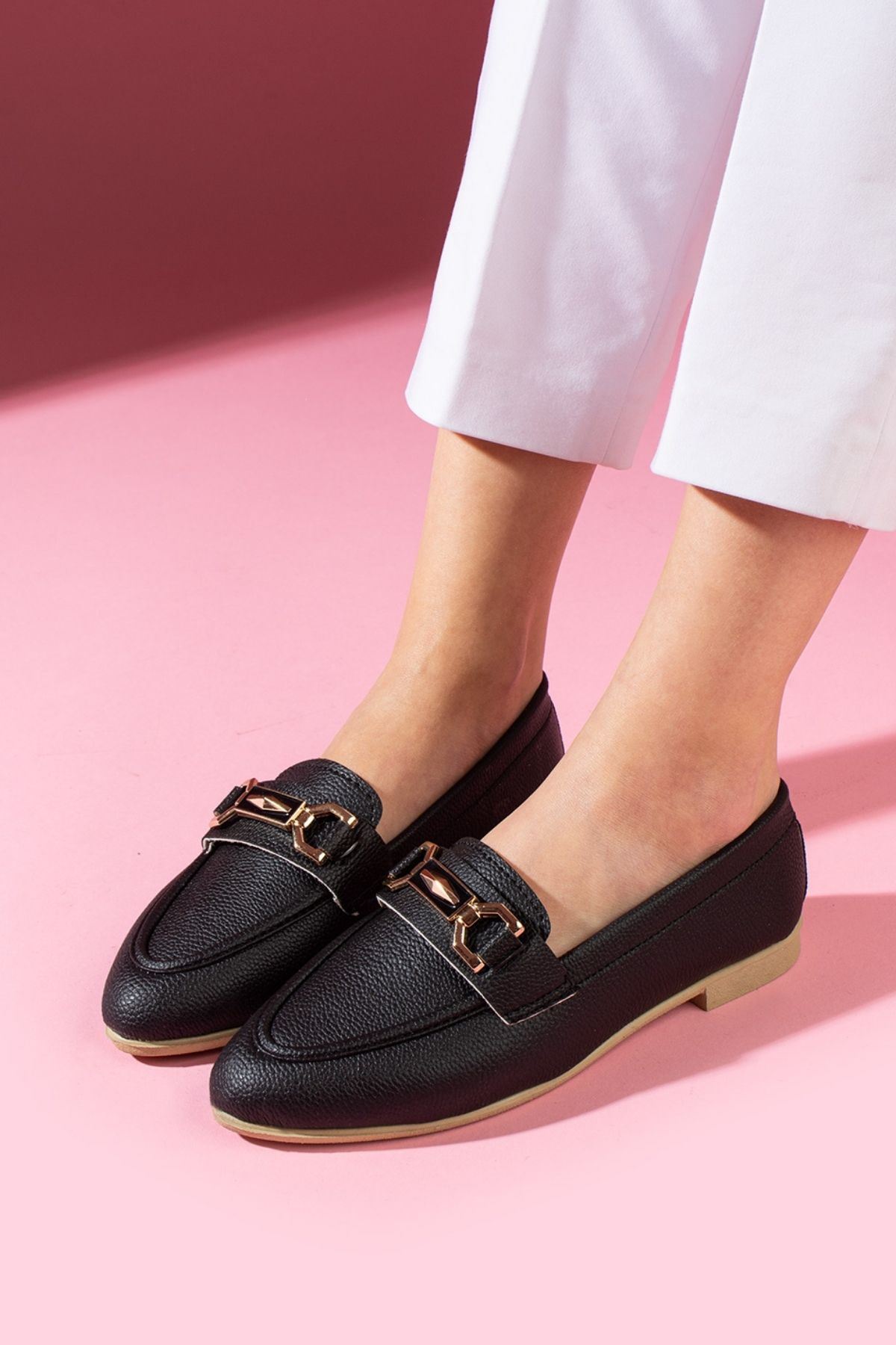 Lucia Siyah Gold Zincir Aksesuarlı Loafer Babet