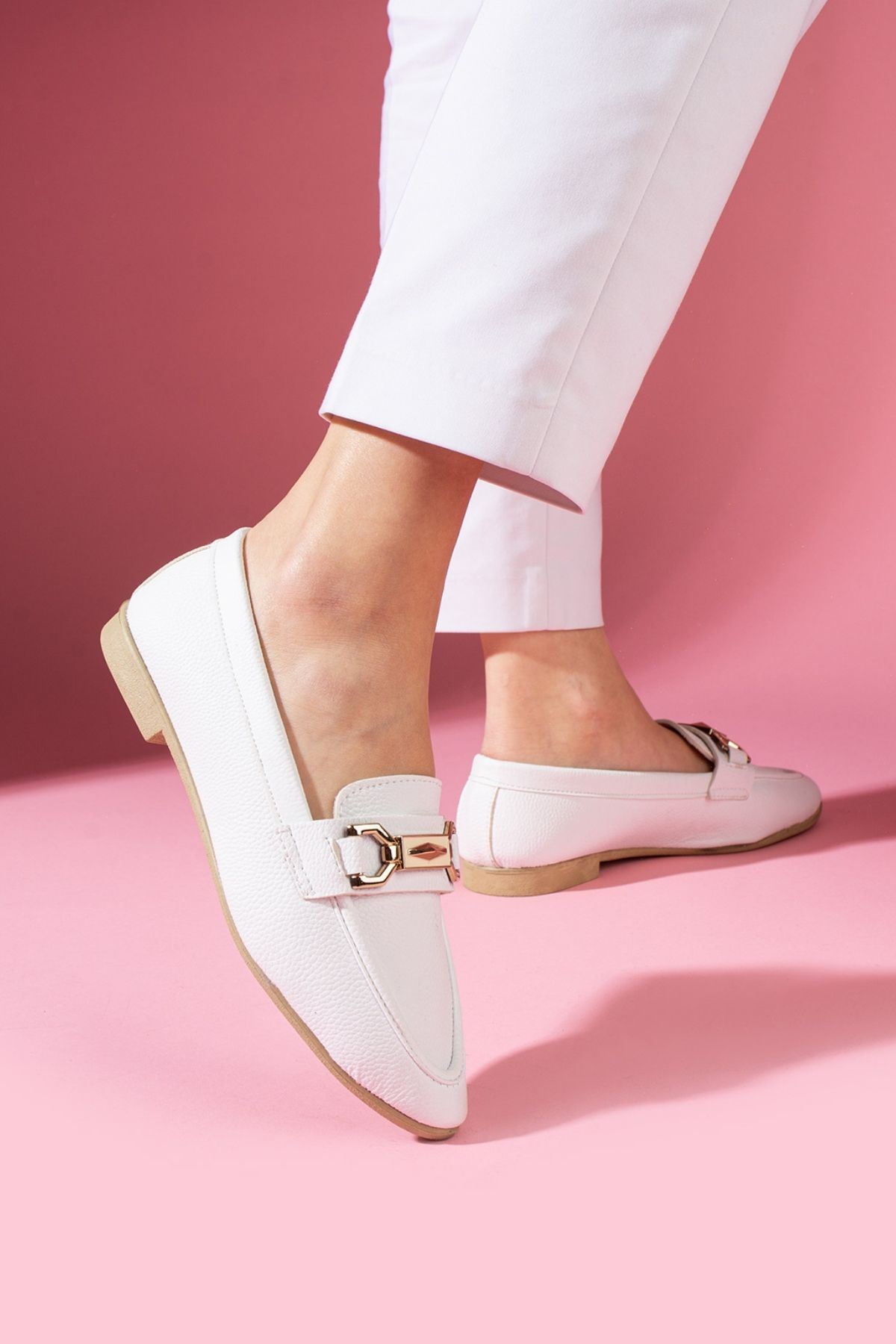 Lucia Beyaz Gold Zincir Aksesuarlı Loafer Babet