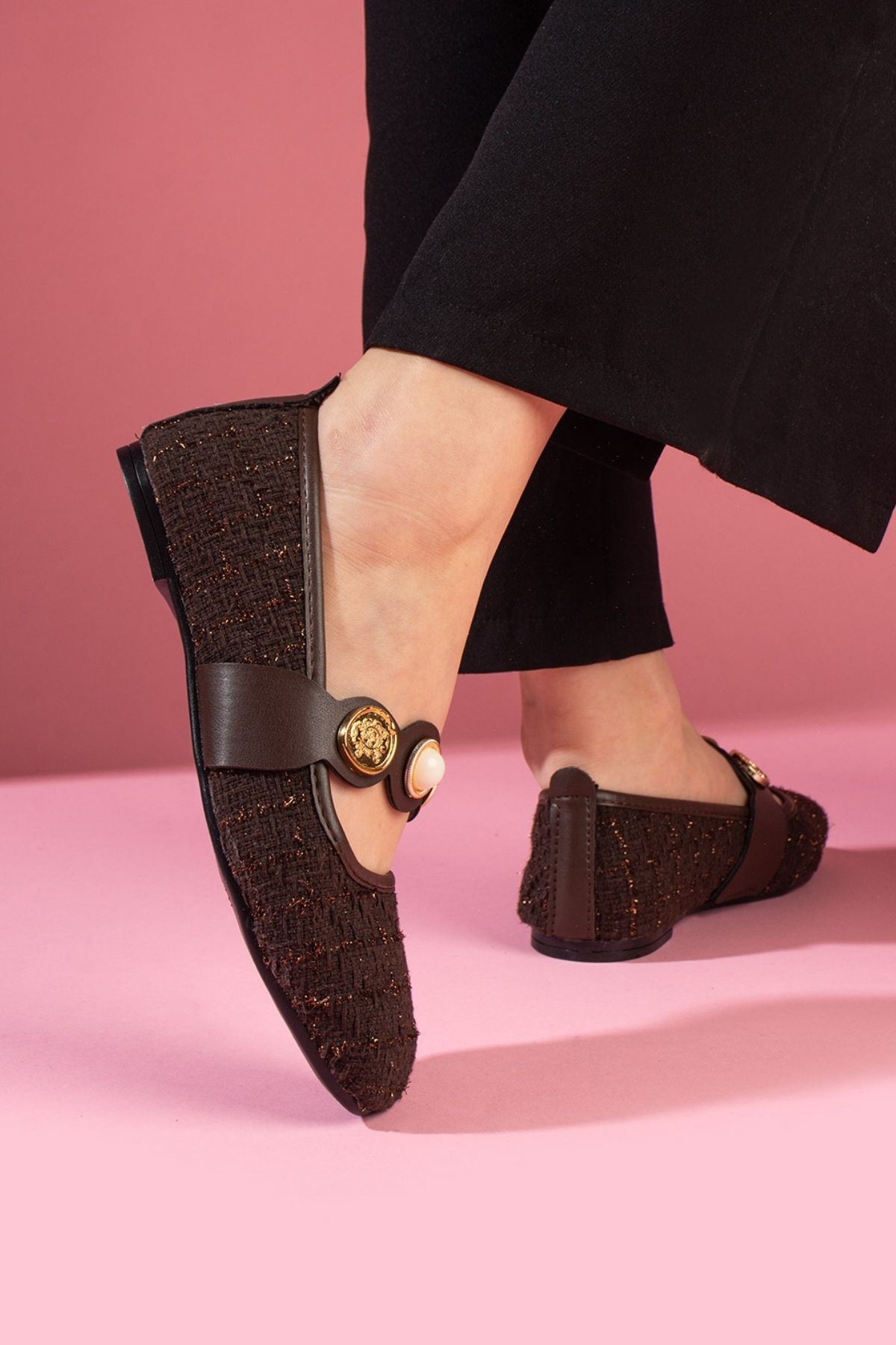 Modena Kahverengi Simli Kumaş İnci ve Mühür Detaylı Bantlı Babet