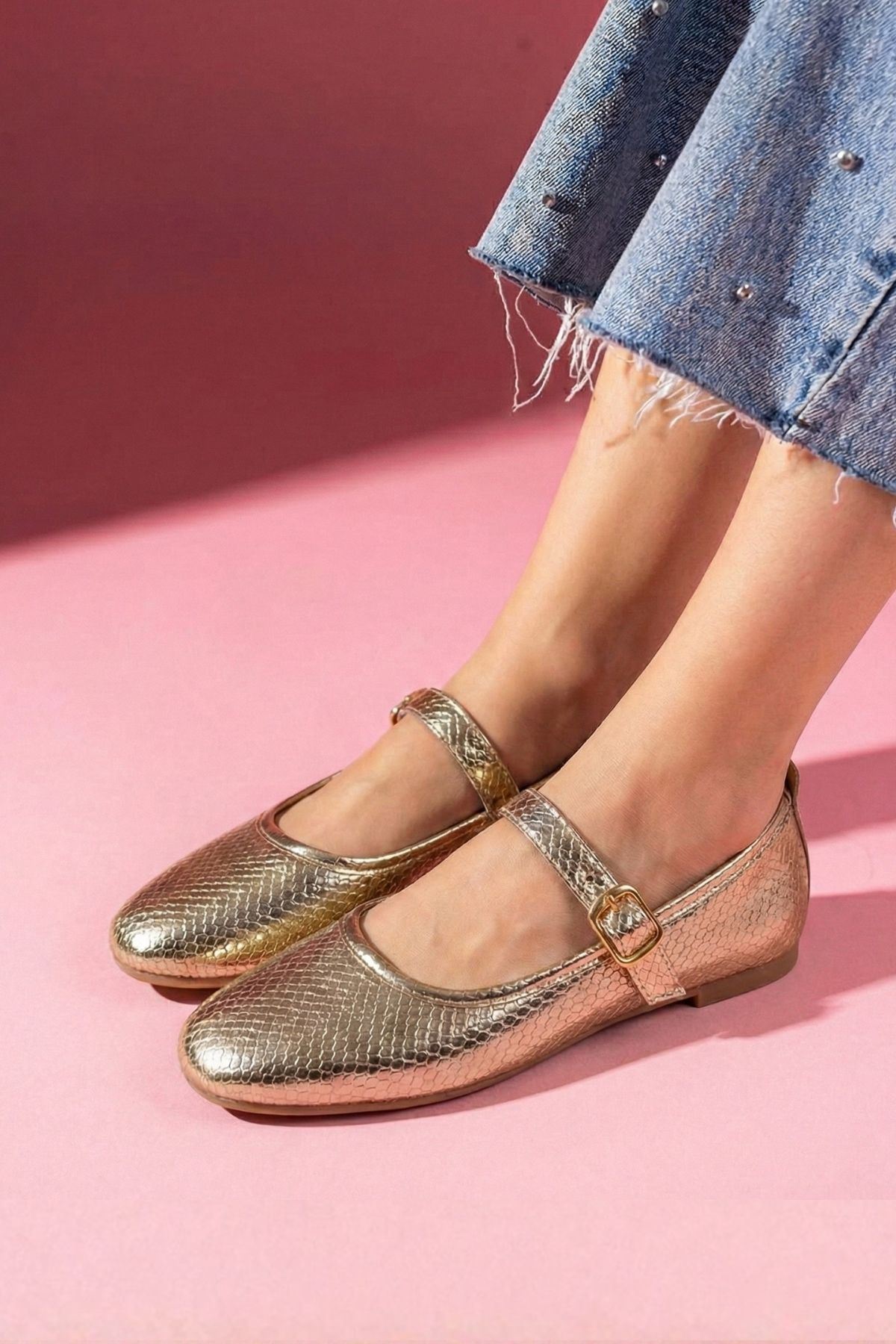 Dorata Altın Renk Yılan Derisi Motifli Kemerli Babet