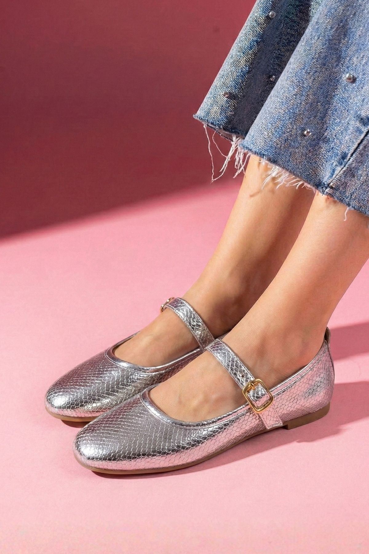 Dorata Gümüş Renk Yılan Derisi Motifli Kemerli Babet