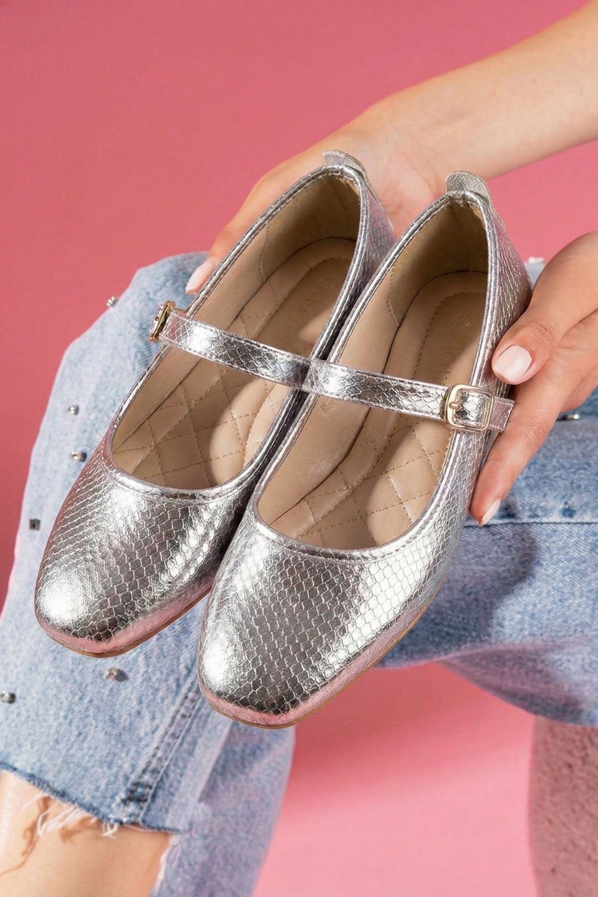 Dorata Gümüş Renk Yılan Derisi Motifli Kemerli Babet