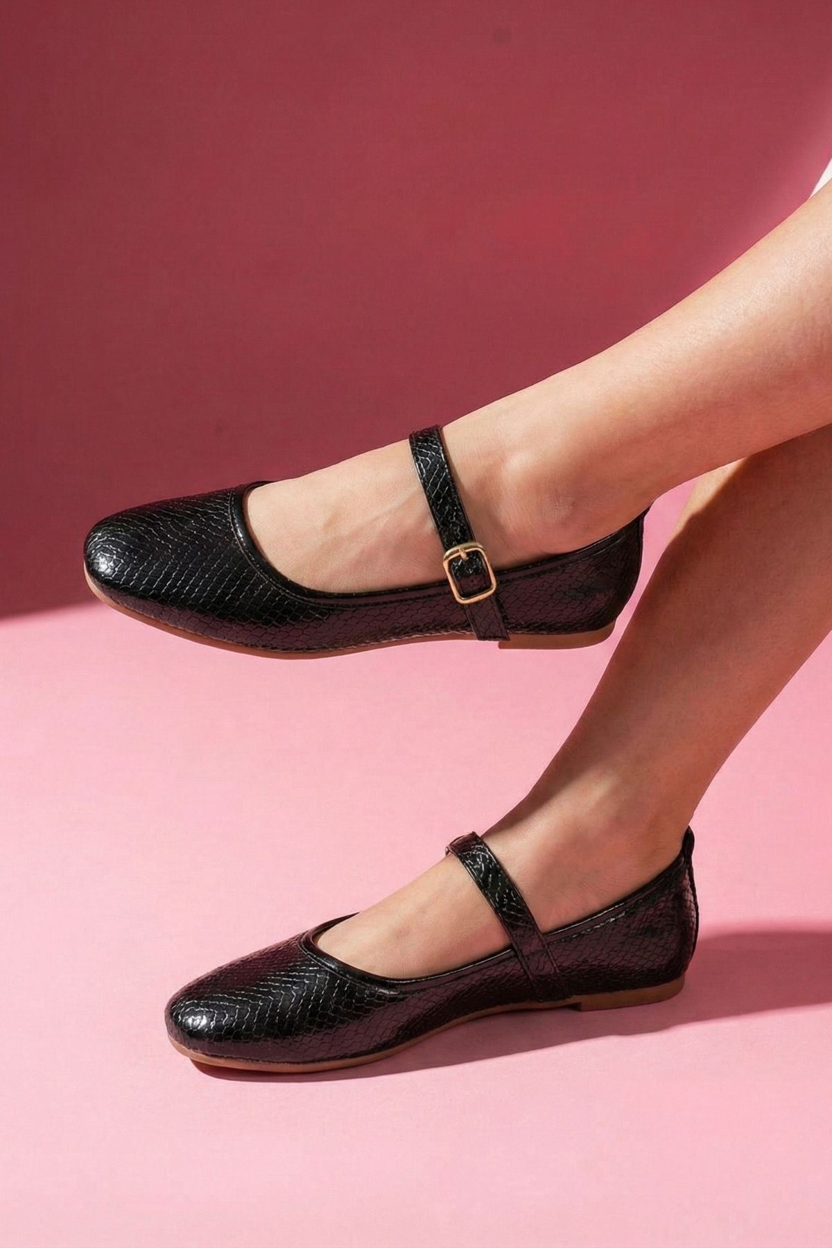 Dorata Siyah Renk Yılan Derisi Motifli Kemerli Babet