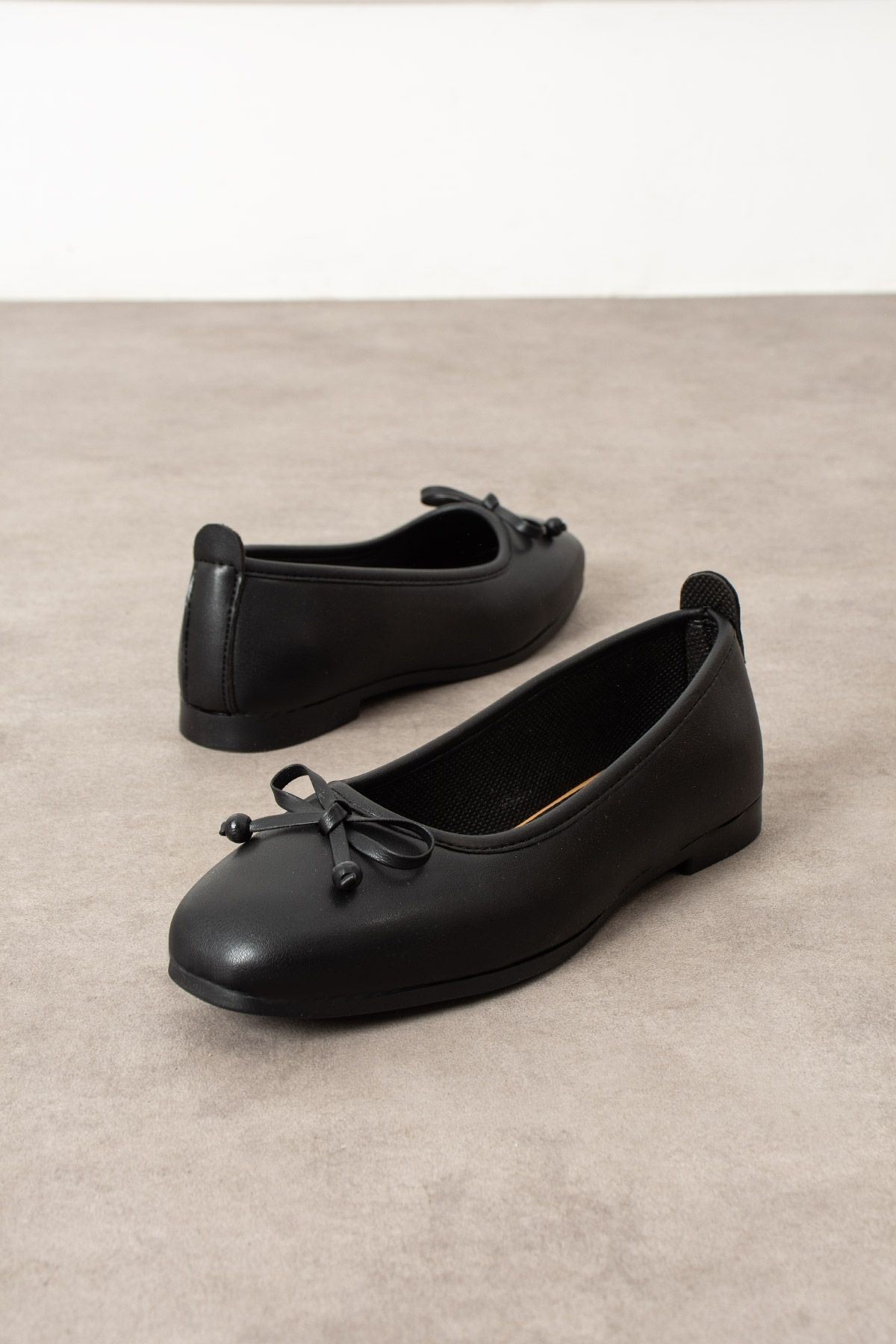 Fiora Siyah Cilt Fiyonklu Ahşap Boncuk Detaylı Babet