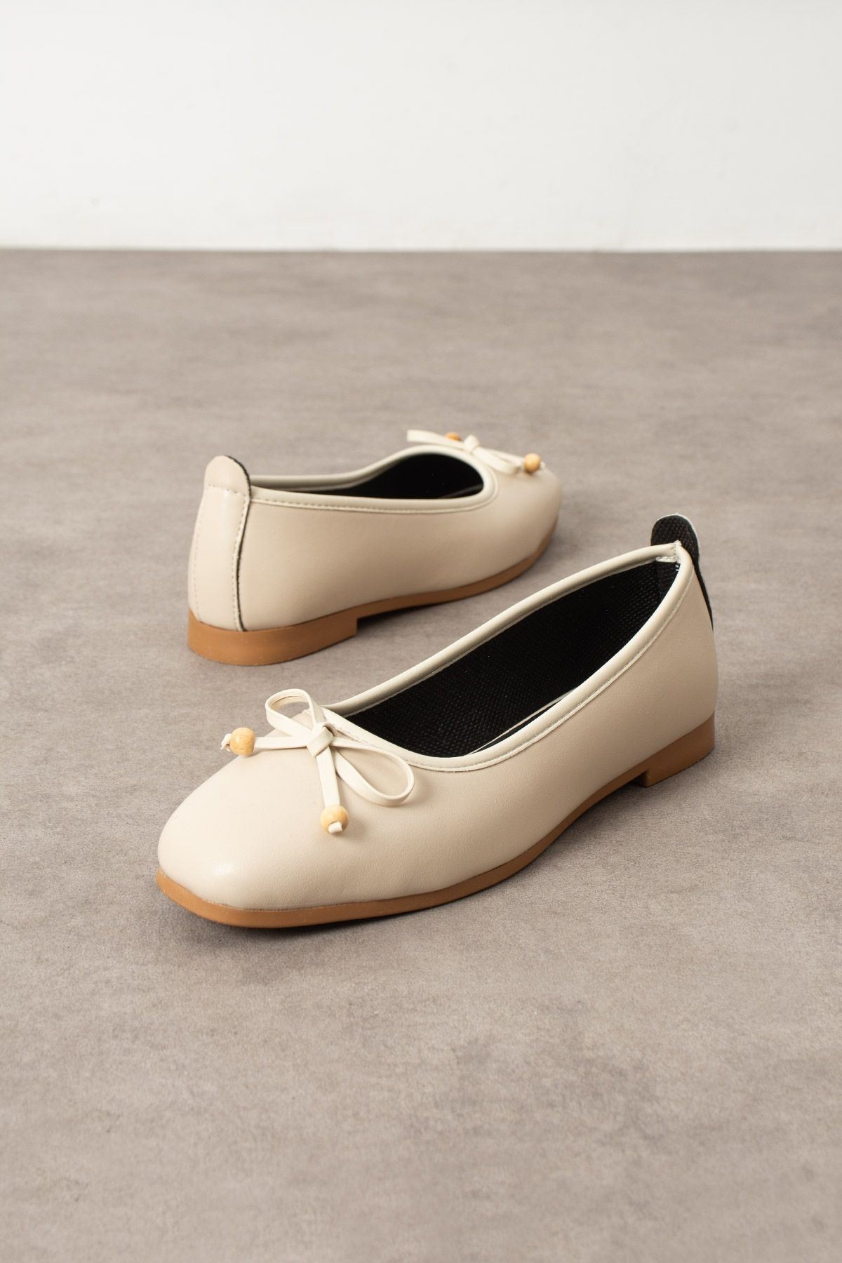 Fiora Bej Cilt Fiyonklu Ahşap Boncuk Detaylı Babet