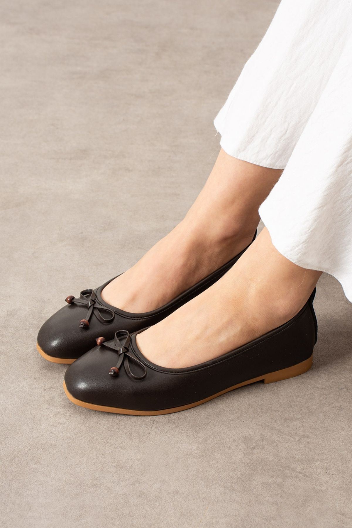 Fiora Kahverengi Cilt Fiyonklu Ahşap Boncuk Detaylı Babet