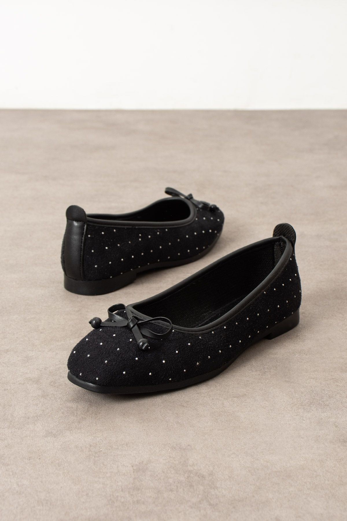 Fiora Siyah Süet Mini Taşlı Fiyonklu Ahşap Boncuk Detaylı Babet