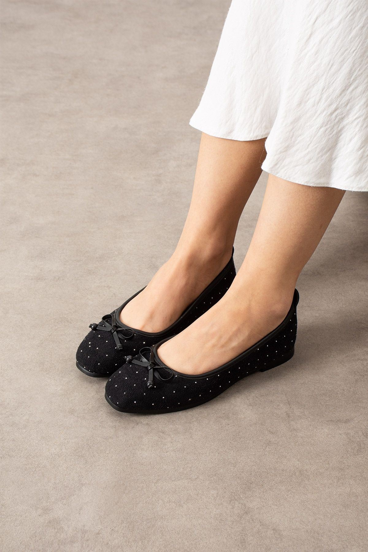 Fiora Siyah Süet Mini Taşlı Fiyonklu Ahşap Boncuk Detaylı Babet