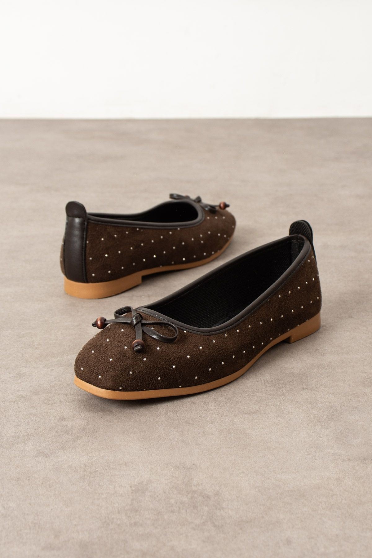 Fiora Kahverengi Süet Mini Taşlı Fiyonklu Ahşap Boncuk Detaylı Babet