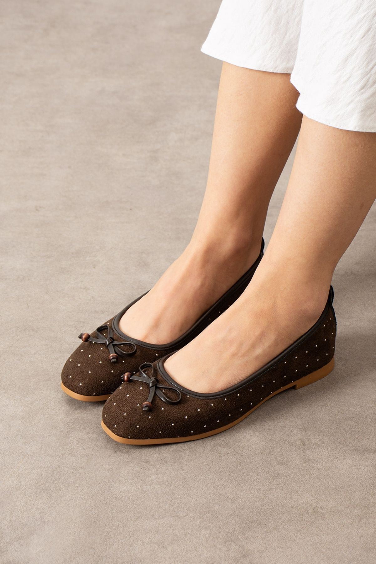 Fiora Kahverengi Süet Mini Taşlı Fiyonklu Ahşap Boncuk Detaylı Babet