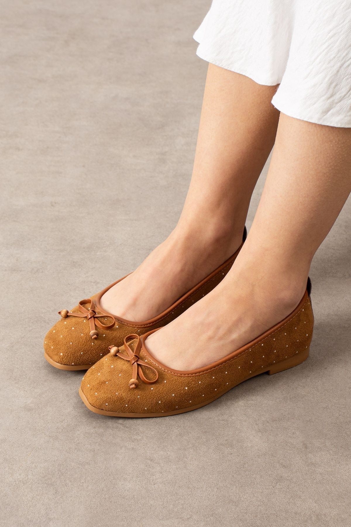 Fiora Taba Süet Mini Taşlı Fiyonklu Ahşap Boncuk Detaylı Babet