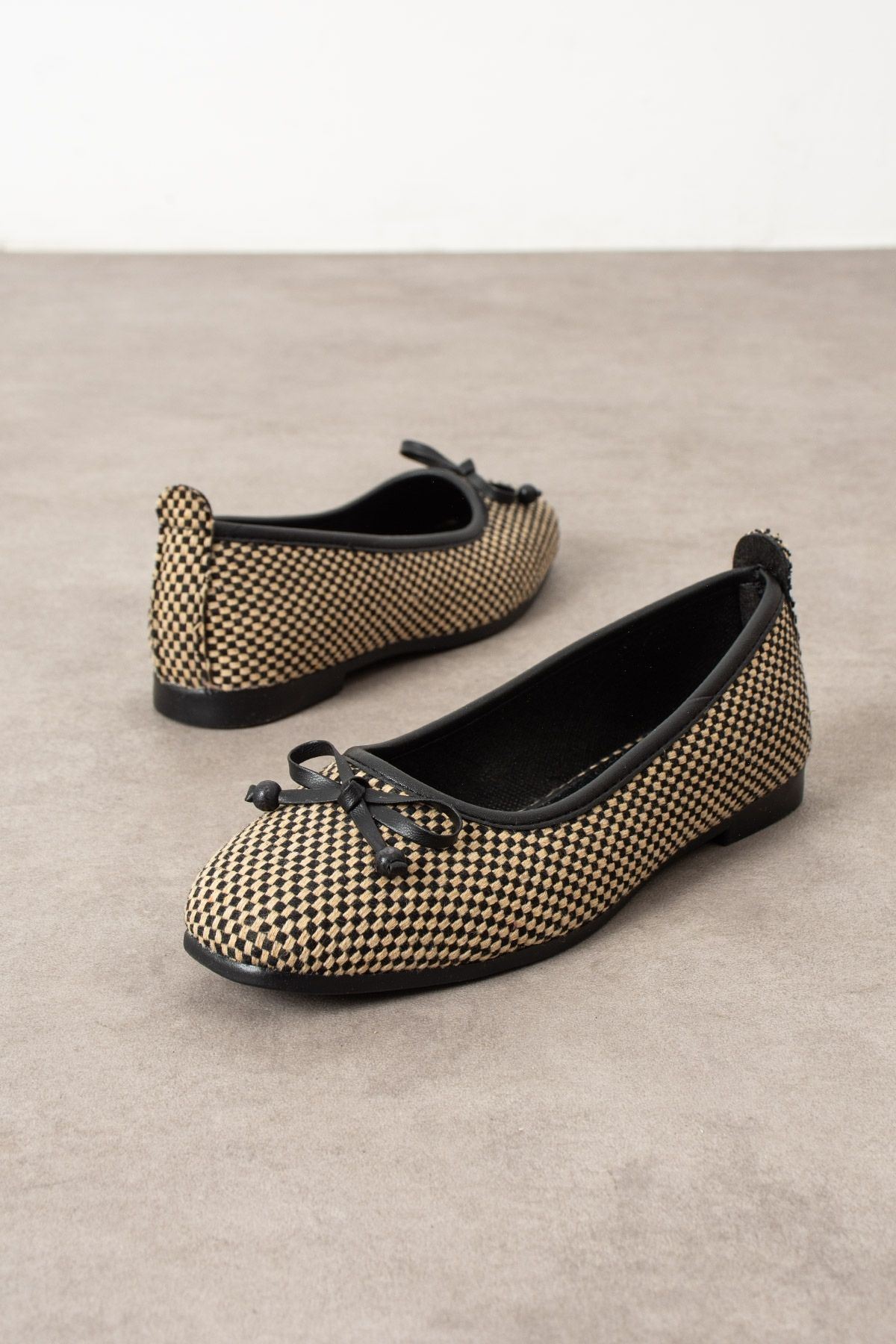 Fiora Damalı Siyah Fiyonklu Ahşap Boncuk Detaylı Babet