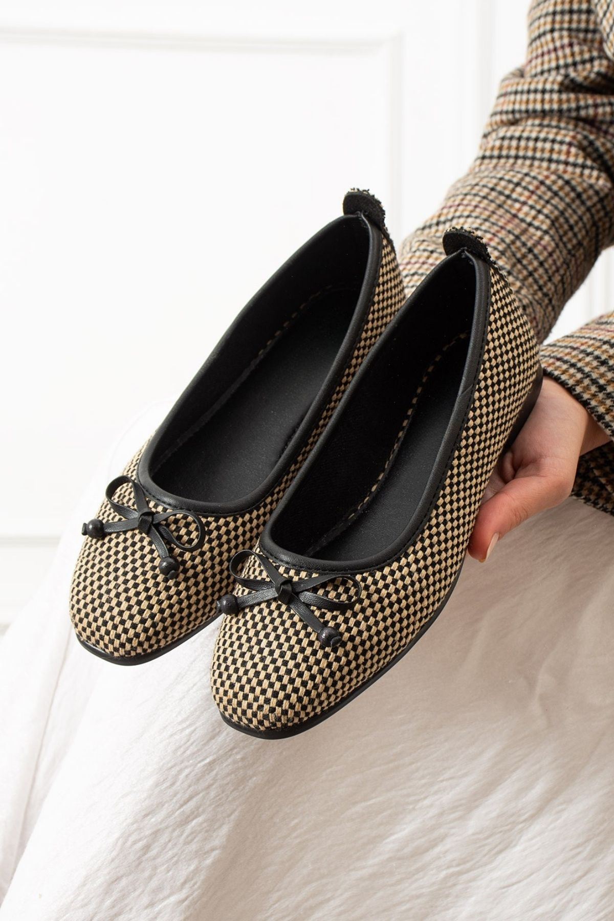 Fiora Damalı Siyah Fiyonklu Ahşap Boncuk Detaylı Babet