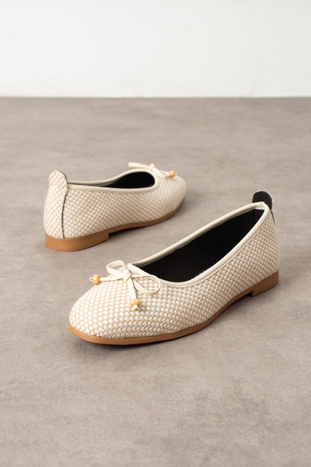 Fiora Damalı Bej Fiyonklu Ahşap Boncuk Detaylı Babet