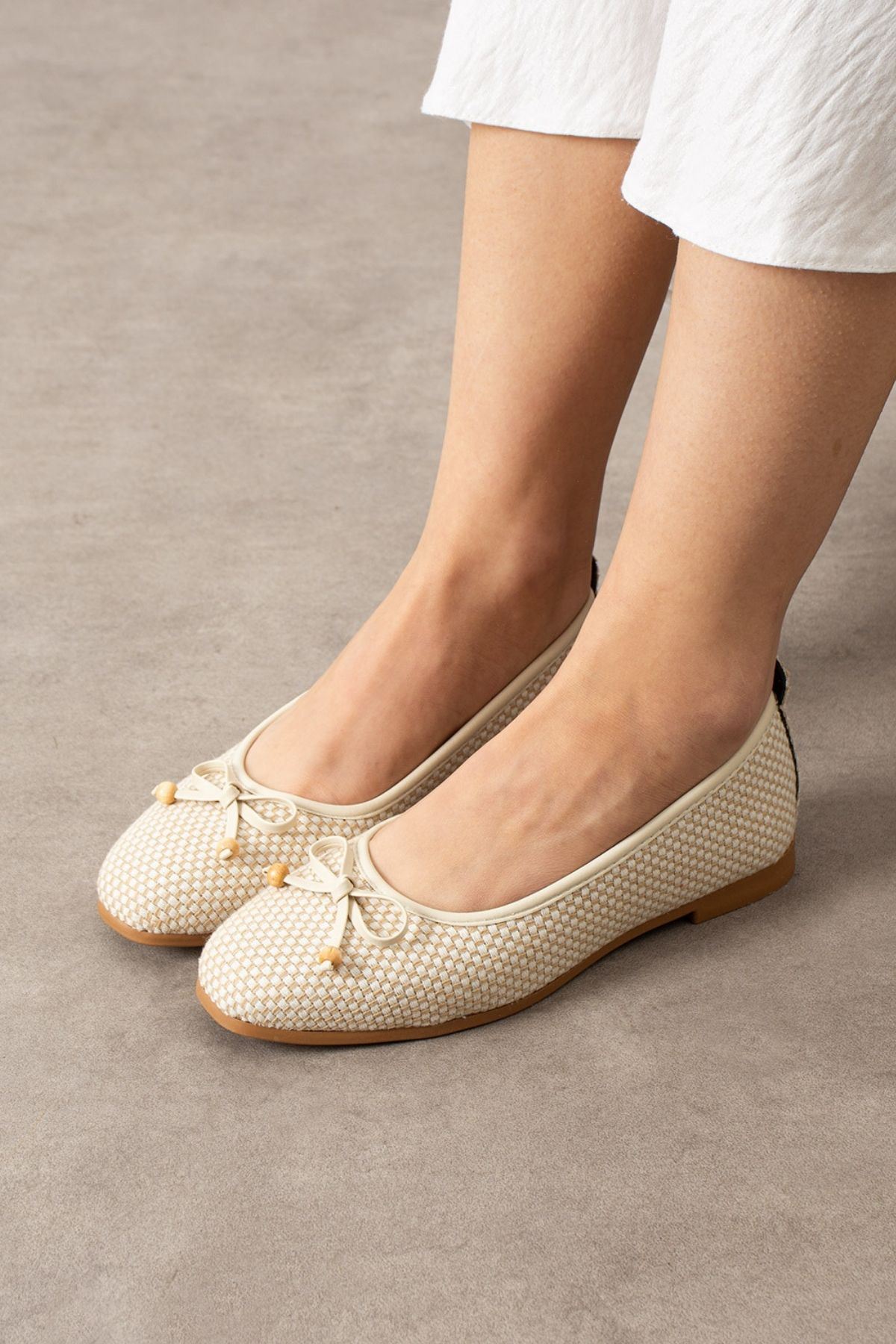 Fiora Damalı Bej Fiyonklu Ahşap Boncuk Detaylı Babet