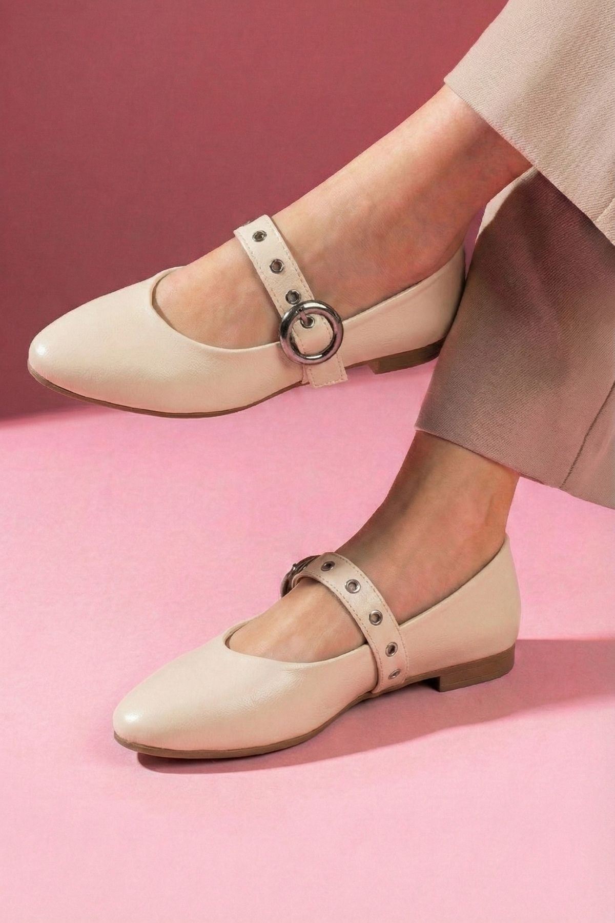 Allegra Bej Kırışık Rugan Nikel Halka Tokalı Kemer Bantlı Babet