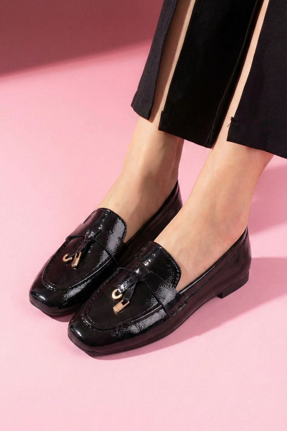 Viona Siyah Kırışık Rugan Saraçlı Mini Fiyonk Aksesuarlı Loafer Babet