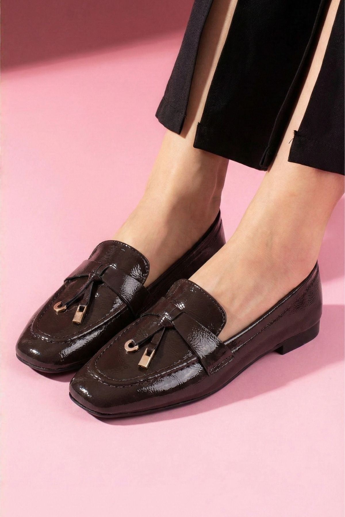 Viona Kahverengi Kırışık Rugan Saraçlı Mini Fiyonk Aksesuarlı Loafer Babet