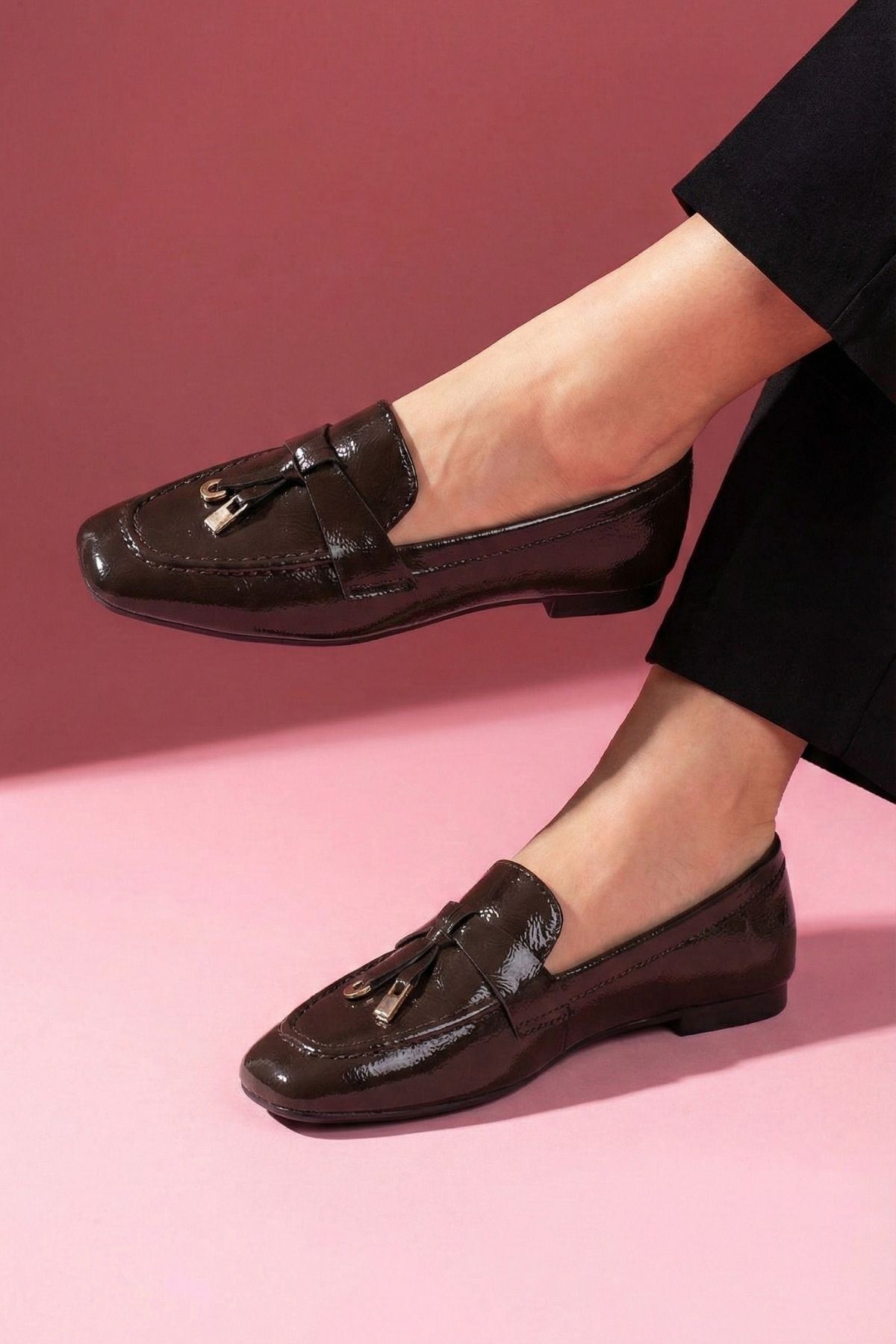 Viona Kahverengi Kırışık Rugan Saraçlı Mini Fiyonk Aksesuarlı Loafer Babet