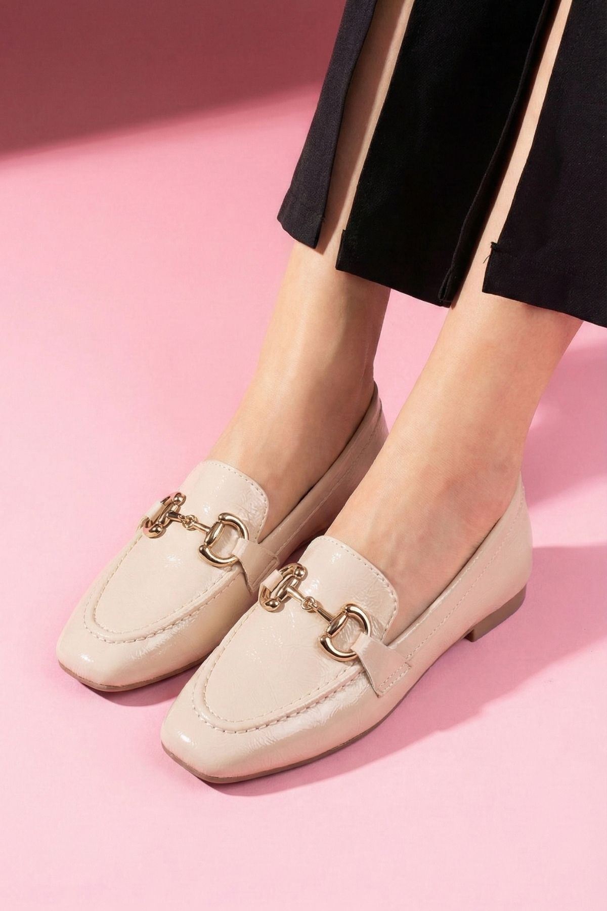 Arven Bej Kırışık Rugan Saraçlı Gold Tokalı Loafer Babet