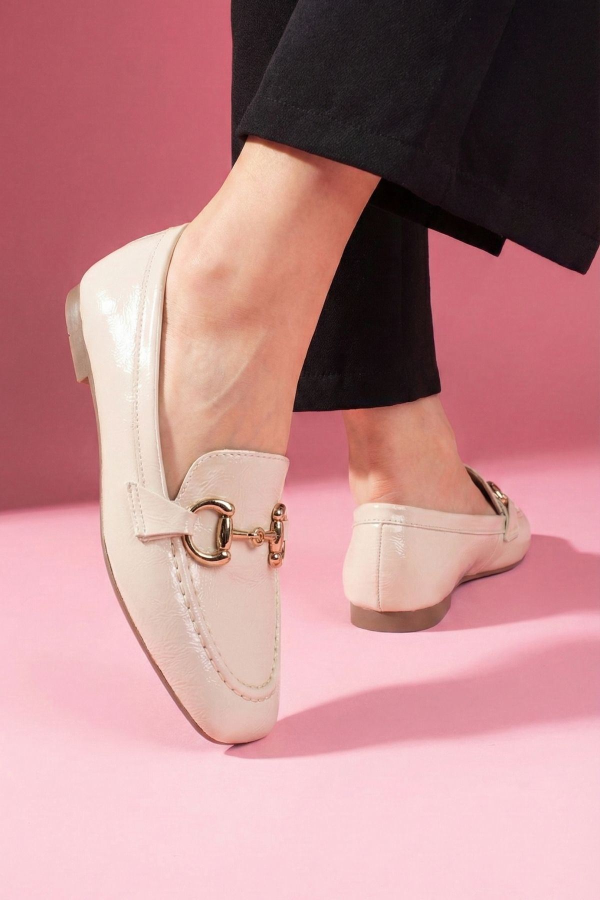 Arven Bej Kırışık Rugan Saraçlı Gold Tokalı Loafer Babet