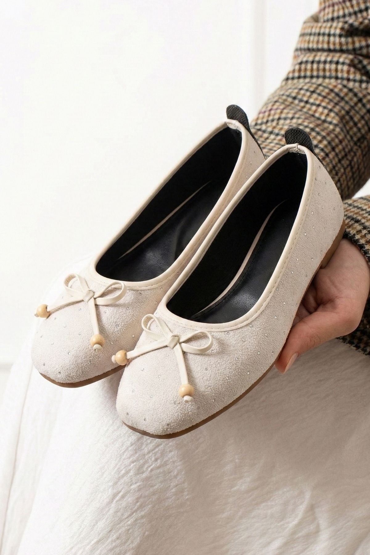 Fiora Bej Süet Mini Taşlı Fiyonklu Ahşap Boncuk Detaylı Babet