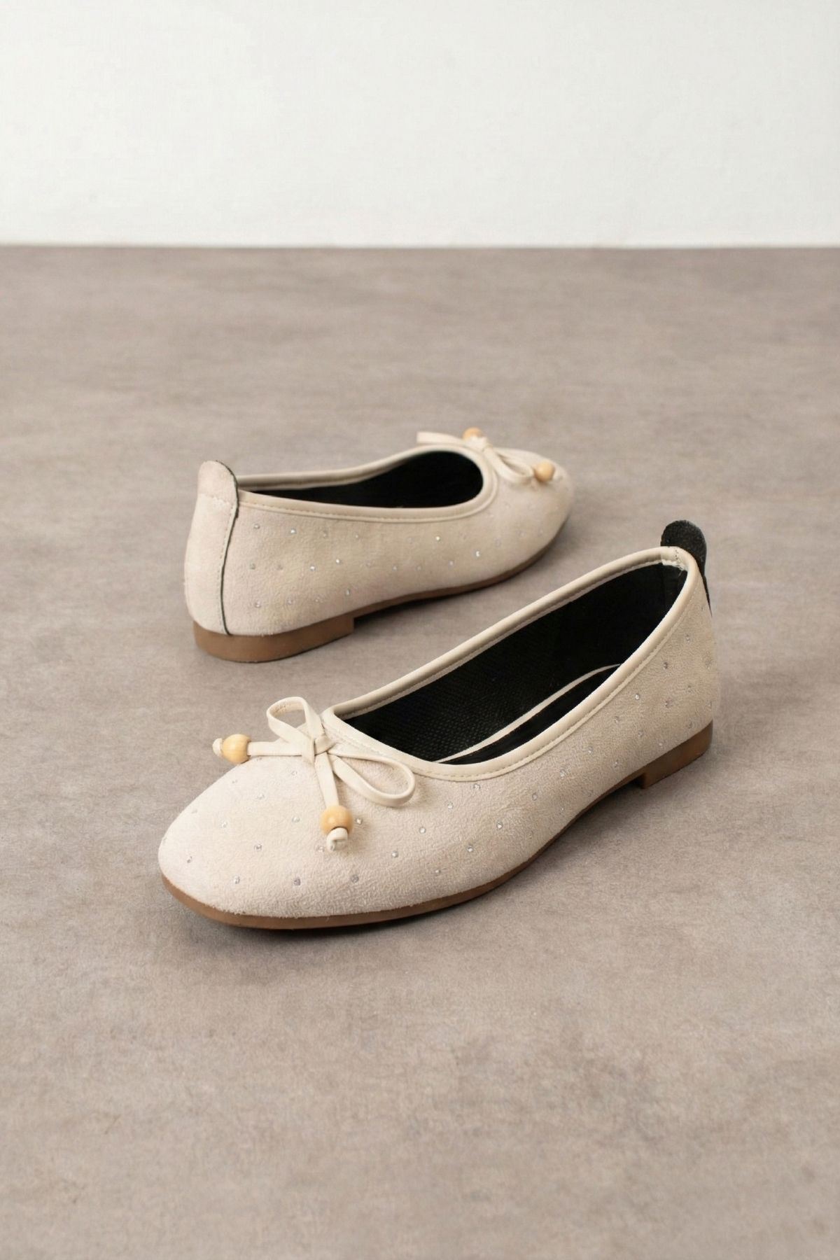 Fiora Bej Süet Mini Taşlı Fiyonklu Ahşap Boncuk Detaylı Babet