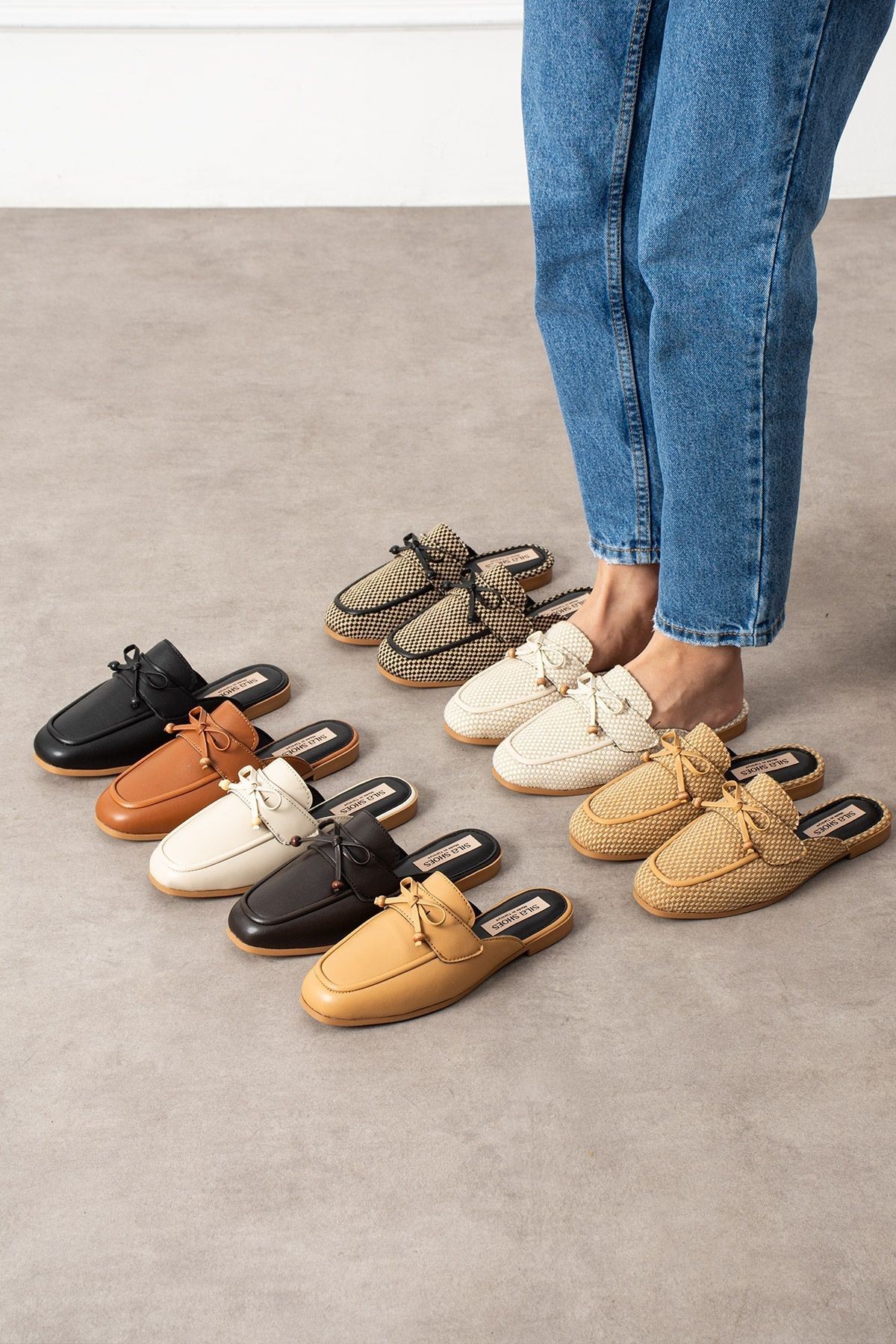 Piera Siyah Cilt Fiyonklu Ahşap Boncuk Detaylı Önü Kapalı Terlik