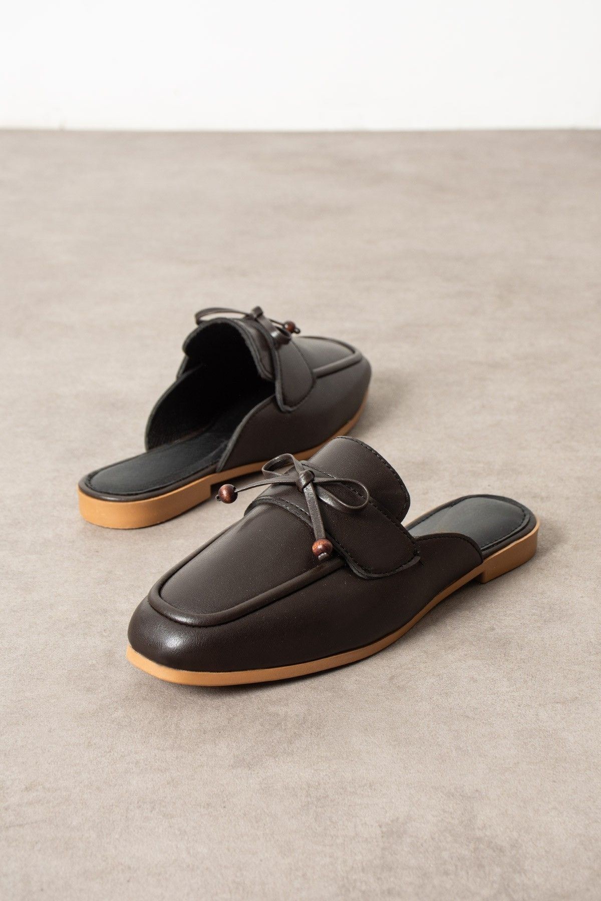 Piera Kahverengi Cilt Fiyonklu Ahşap Boncuk Detaylı Önü Kapalı Terlik