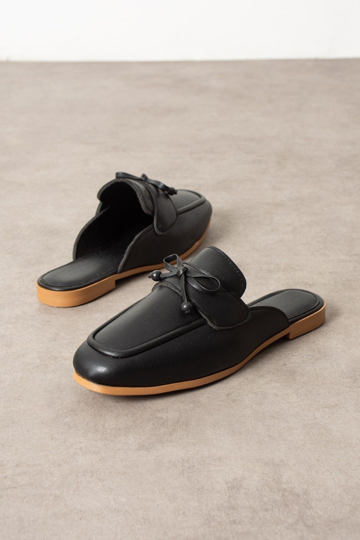 Piera Siyah Cilt Fiyonklu Ahşap Boncuk Detaylı Önü Kapalı Terlik