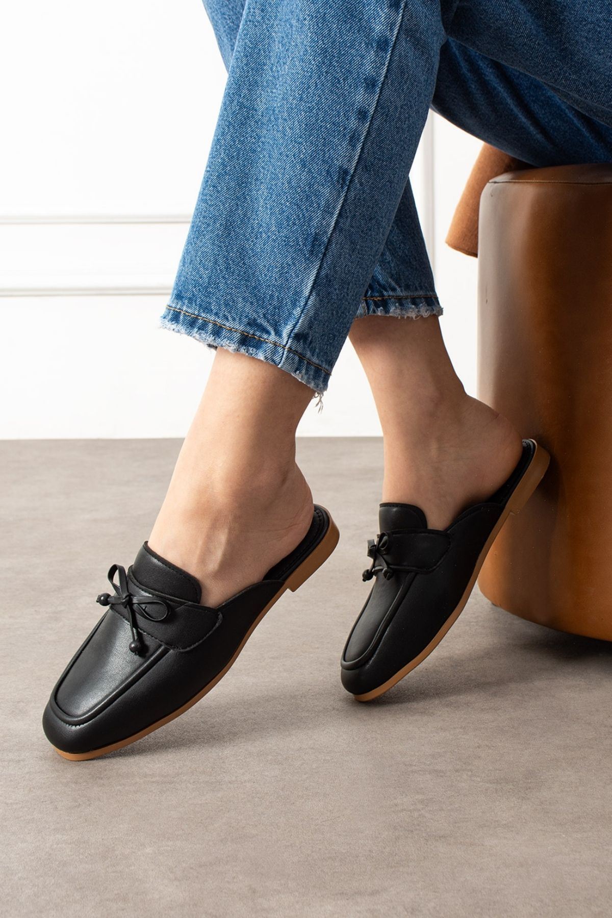 Piera Siyah Cilt Fiyonklu Ahşap Boncuk Detaylı Önü Kapalı Terlik