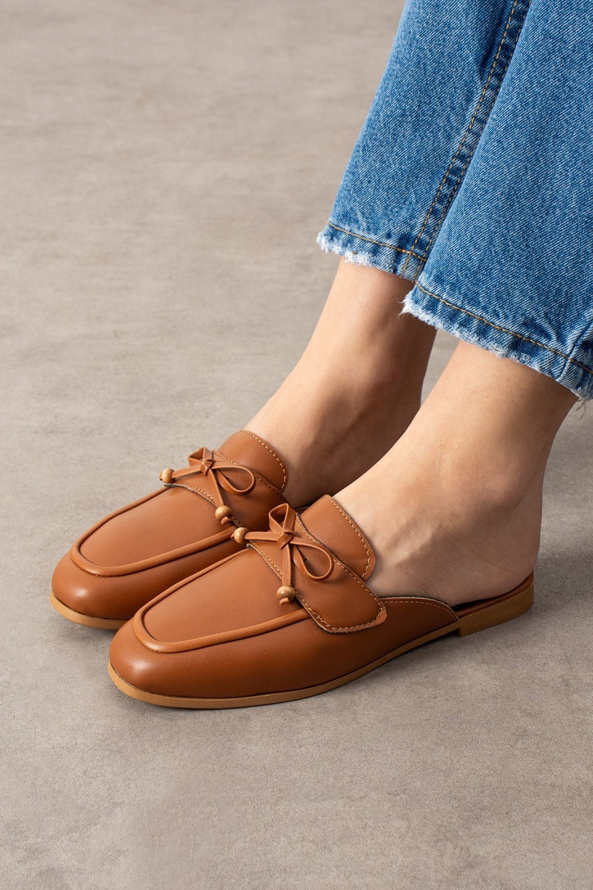 Piera Taba Cilt Fiyonklu Ahşap Boncuk Detaylı Önü Kapalı Terlik