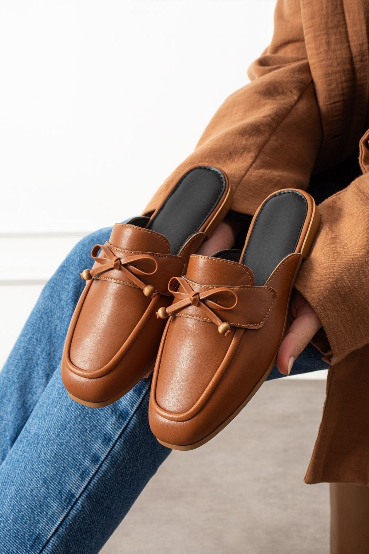 Piera Taba Cilt Fiyonklu Ahşap Boncuk Detaylı Önü Kapalı Terlik