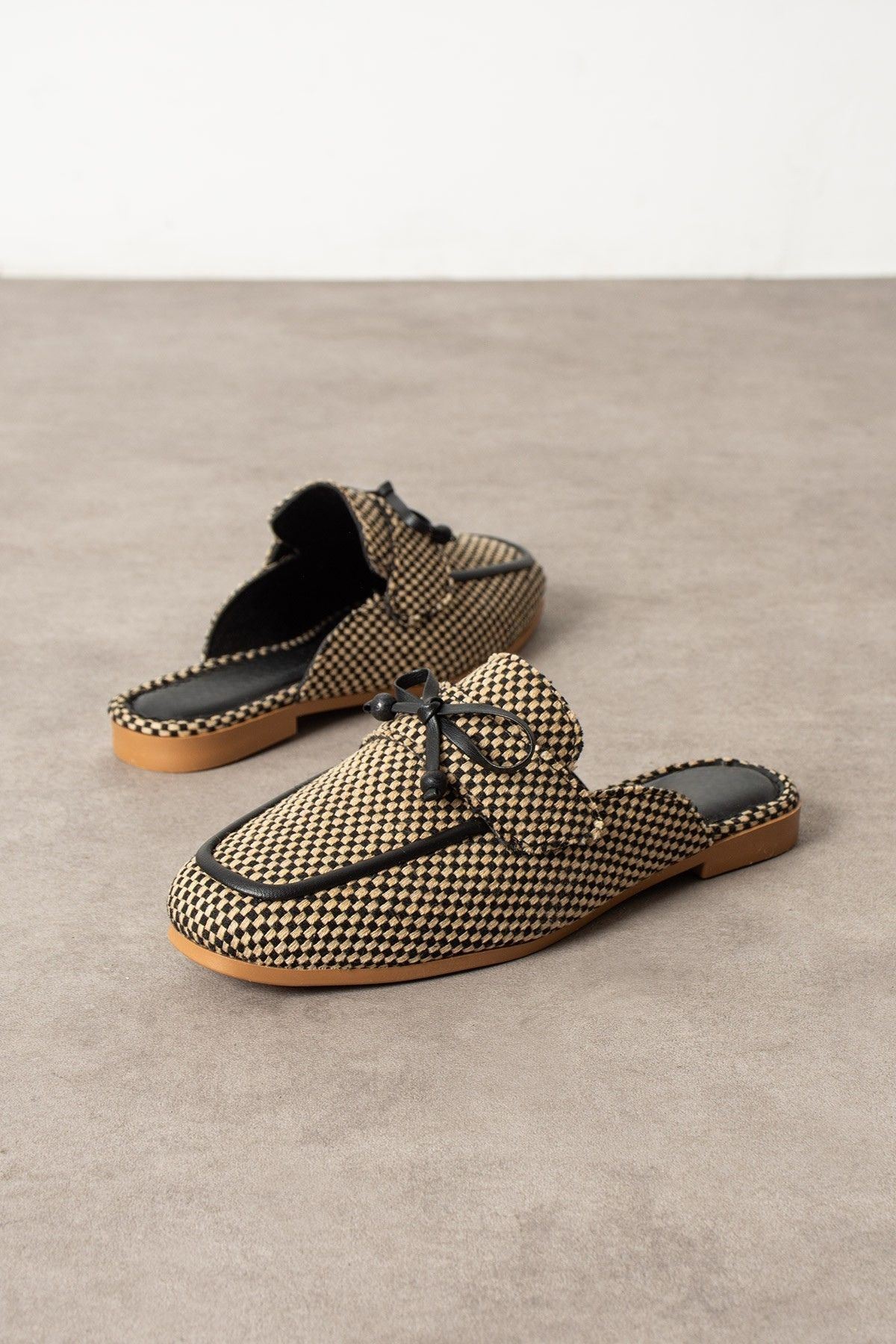 Piera Damalı Siyah Fiyonklu Ahşap Boncuk Detaylı Önü Kapalı Terlik