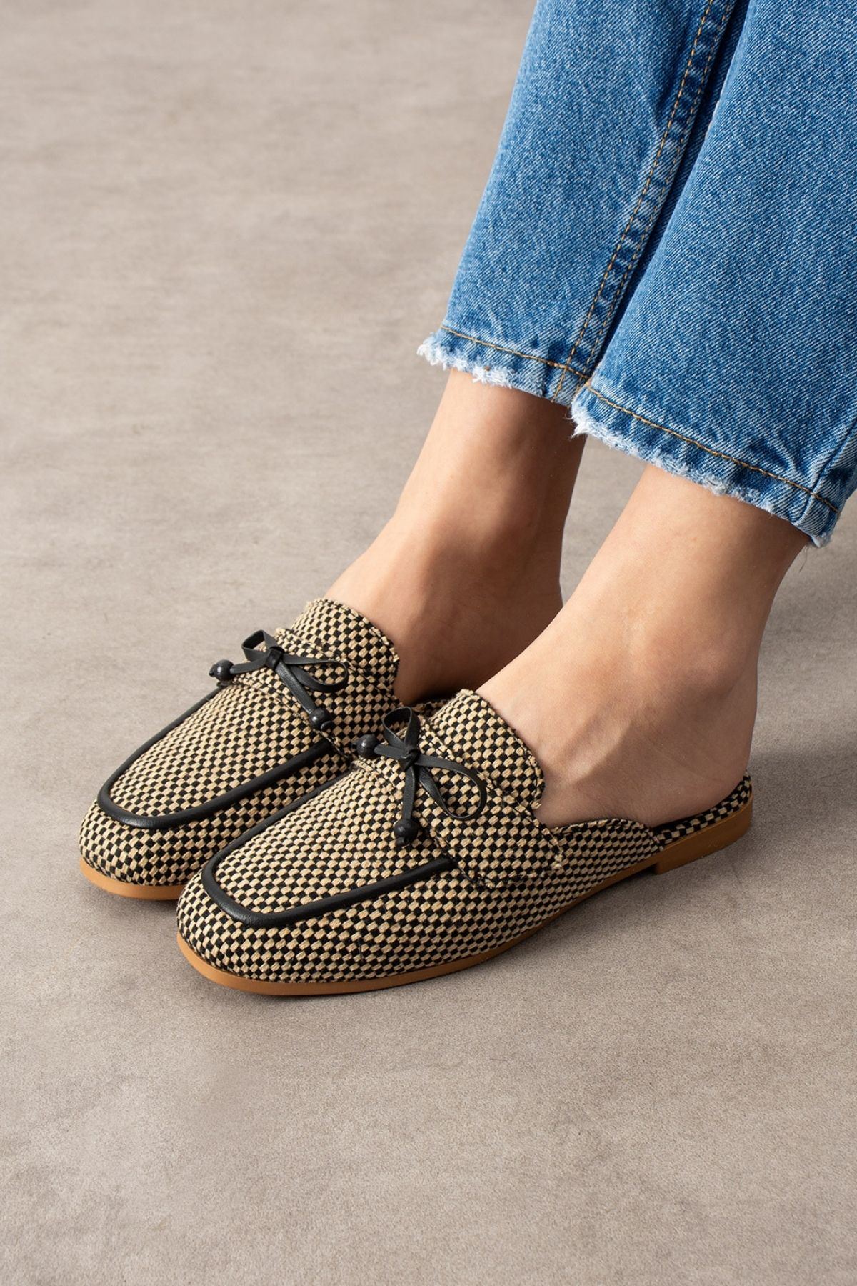 Piera Damalı Siyah Fiyonklu Ahşap Boncuk Detaylı Önü Kapalı Terlik