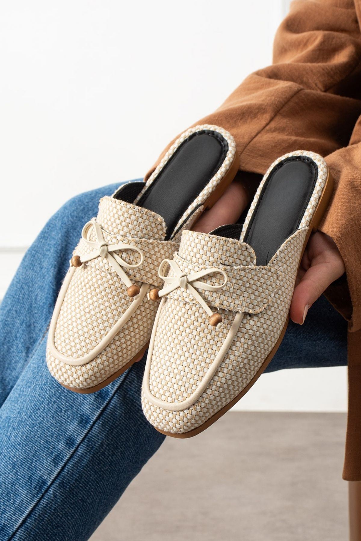 Piera Damalı Bej Fiyonklu Ahşap Boncuk Detaylı Önü Kapalı Terlik