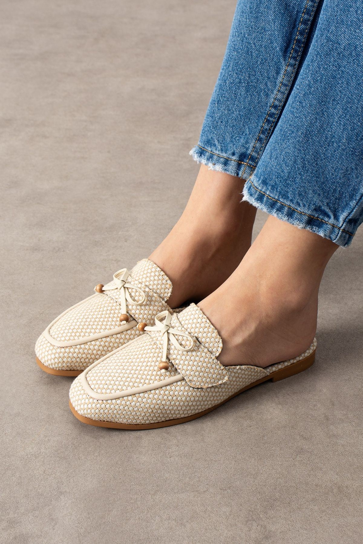 Piera Damalı Bej Fiyonklu Ahşap Boncuk Detaylı Önü Kapalı Terlik