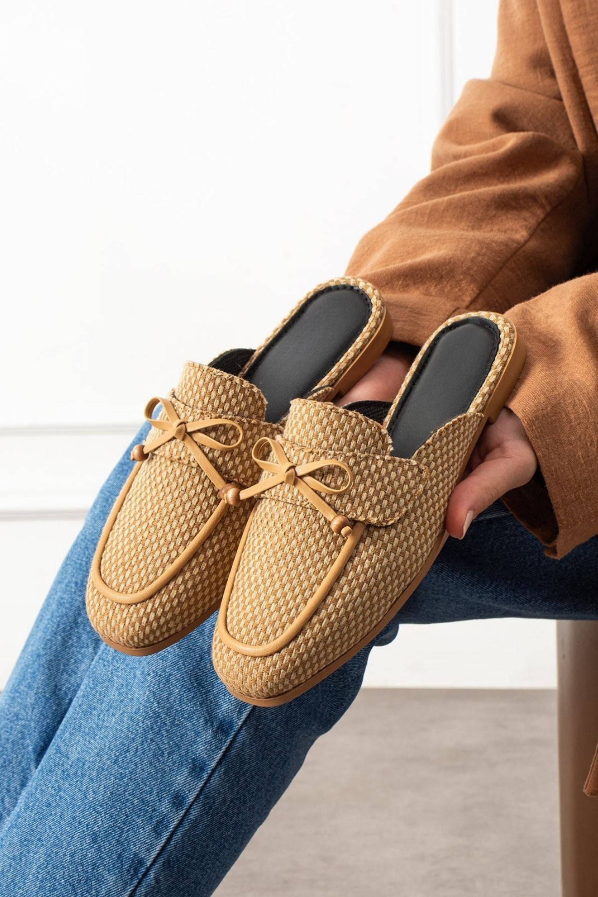 Piera Damalı Vizon Fiyonklu Ahşap Boncuk Detaylı Önü Kapalı Terlik