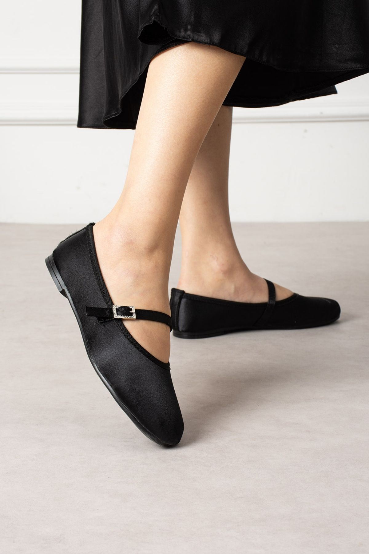 Molise Siyah Saten Taşlı Kare Tokalı Tek Bant Babet