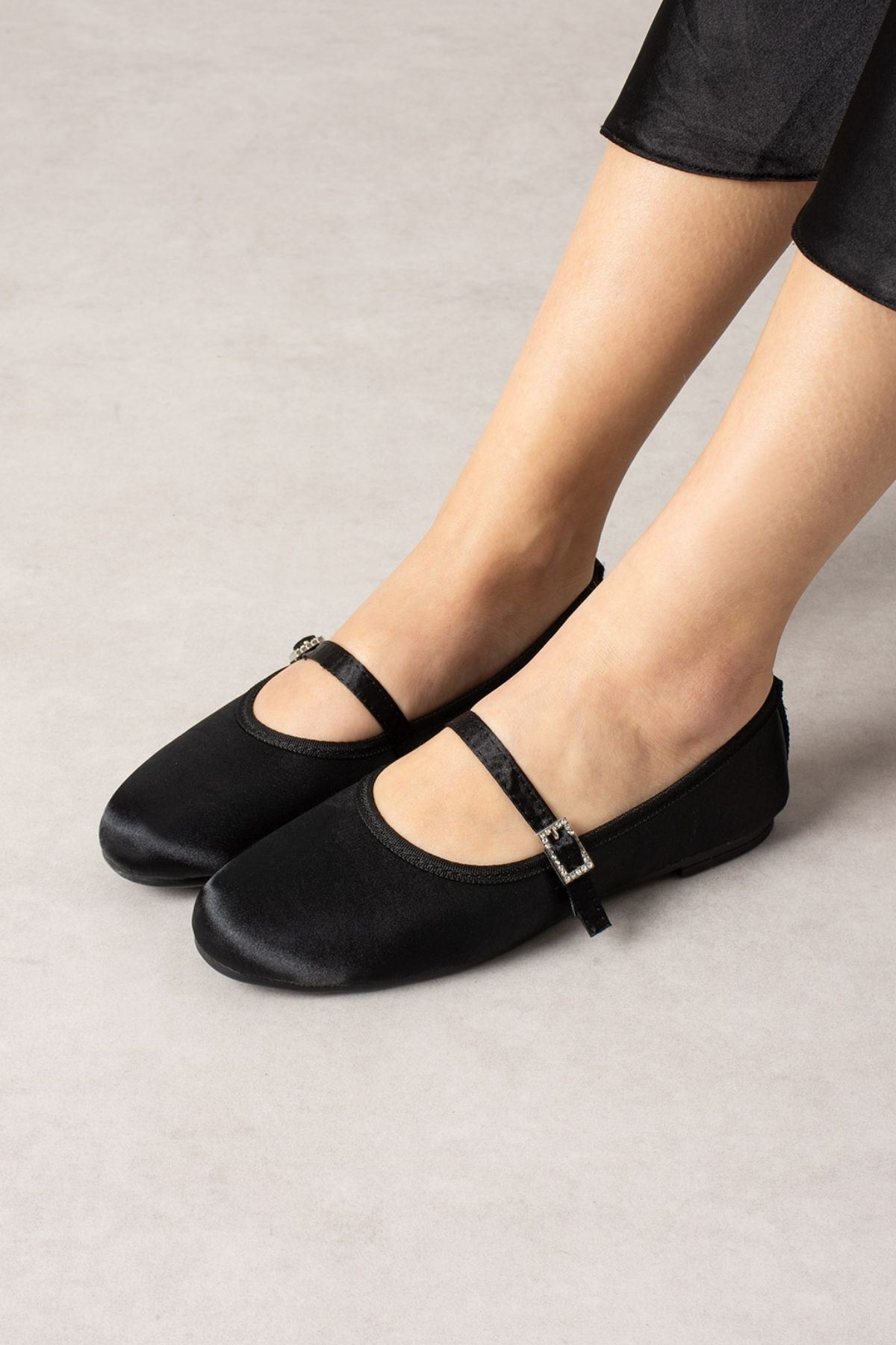 Molise Siyah Saten Taşlı Kare Tokalı Tek Bant Babet