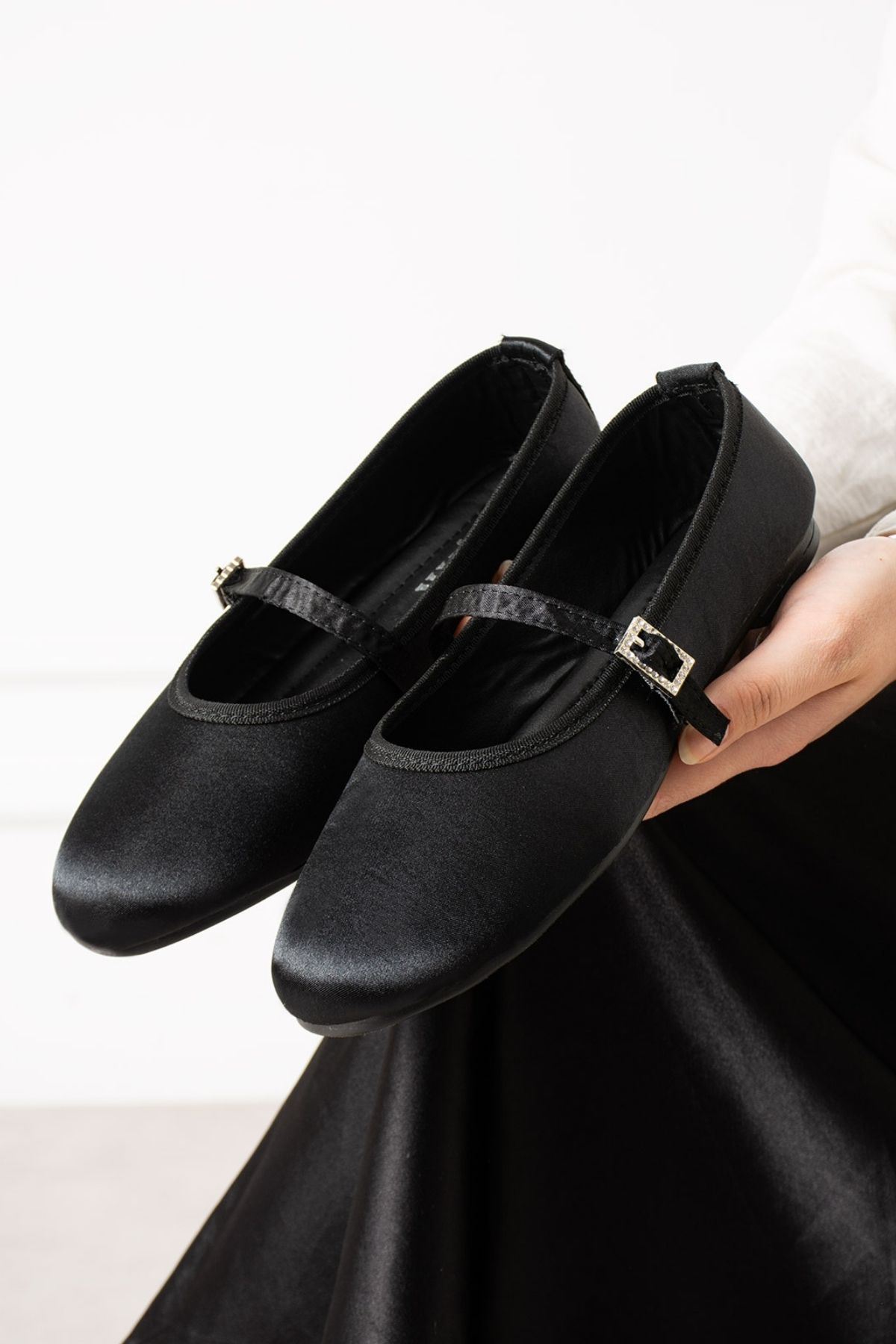 Molise Siyah Saten Taşlı Kare Tokalı Tek Bant Babet