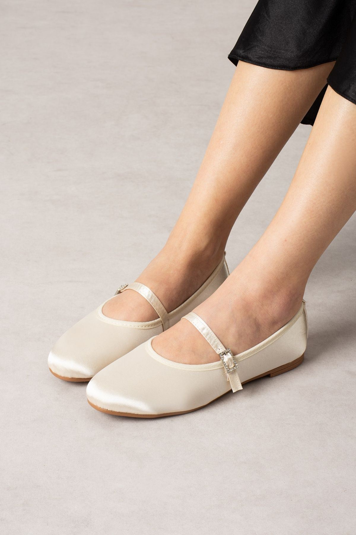 Molise Bej Saten Taşlı Kare Tokalı Tek Bant Babet