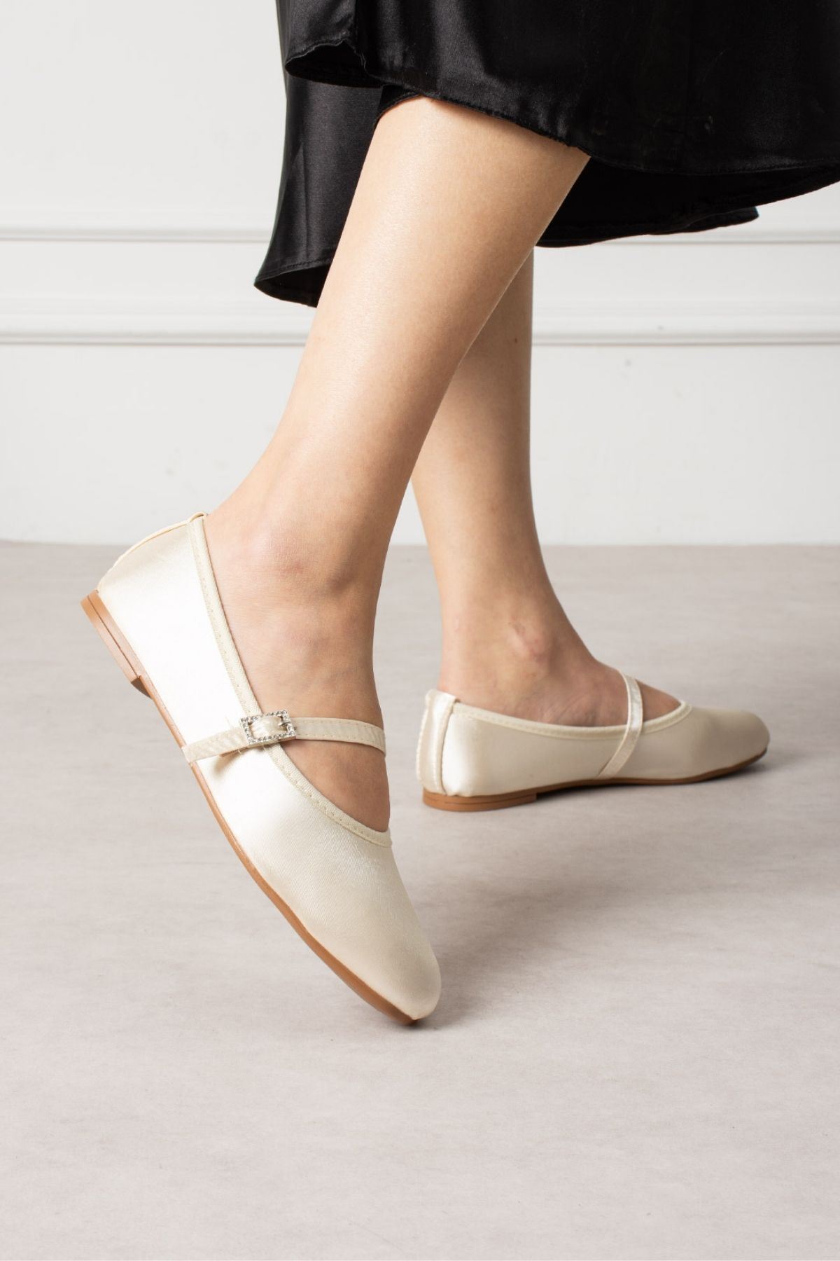 Molise Bej Saten Taşlı Kare Tokalı Tek Bant Babet